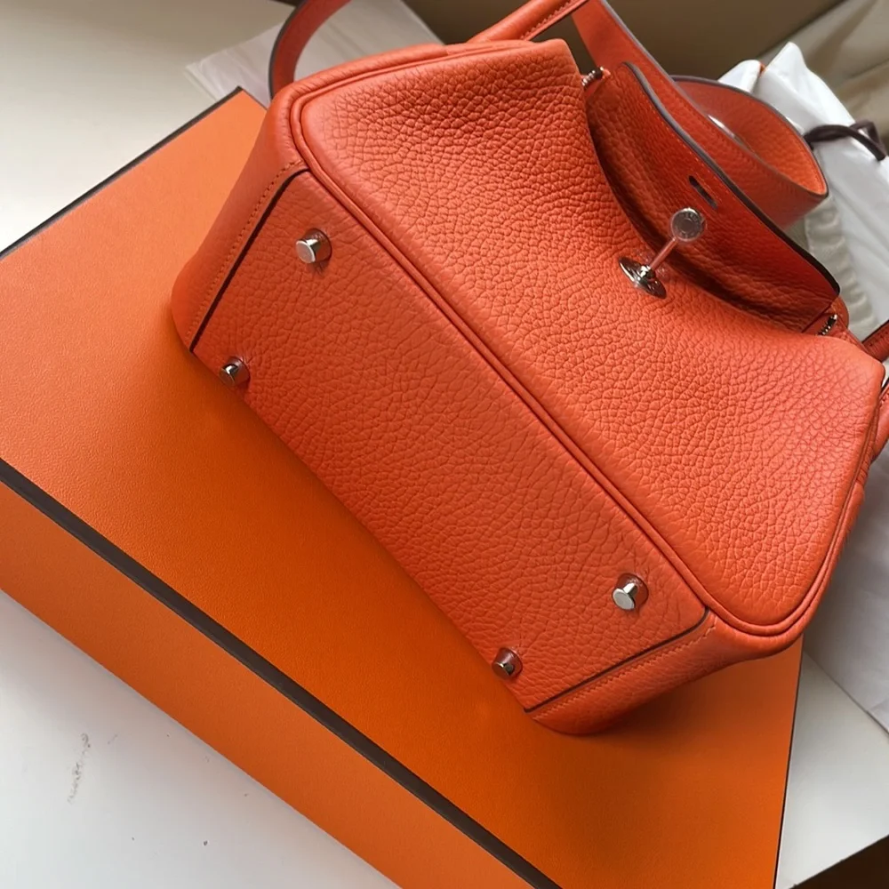 Hermès
Lindy leather handbag
Never worn
Orange, Leather - Picture 5 of 13